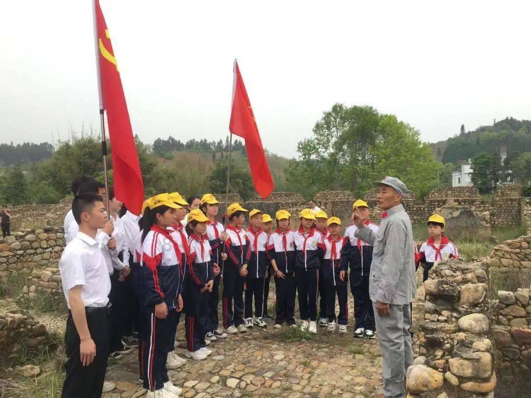 凌晨3点多，男子徒手翻阳台爬上17层实施盗窃，最终到手100元
